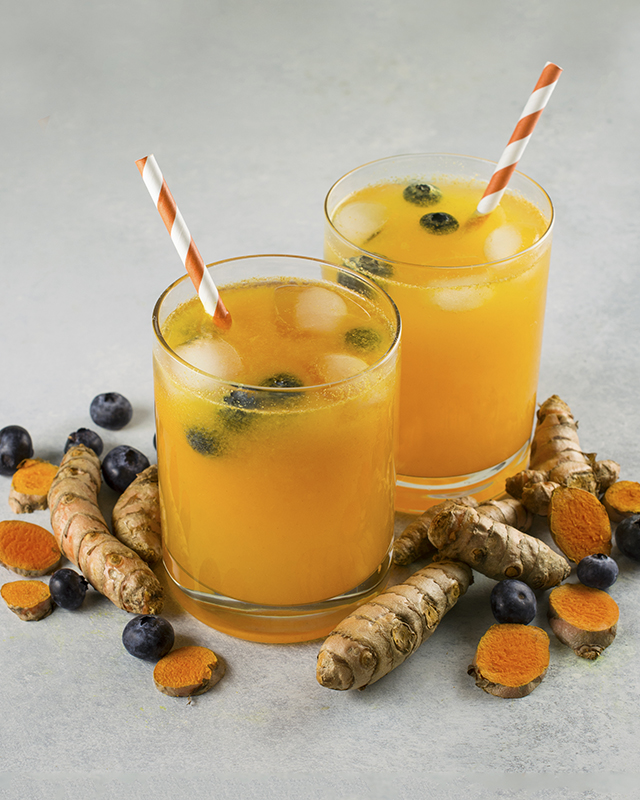 Blueberry Turmeric Lemonade | A delicious, high-antioxidant superfood drink