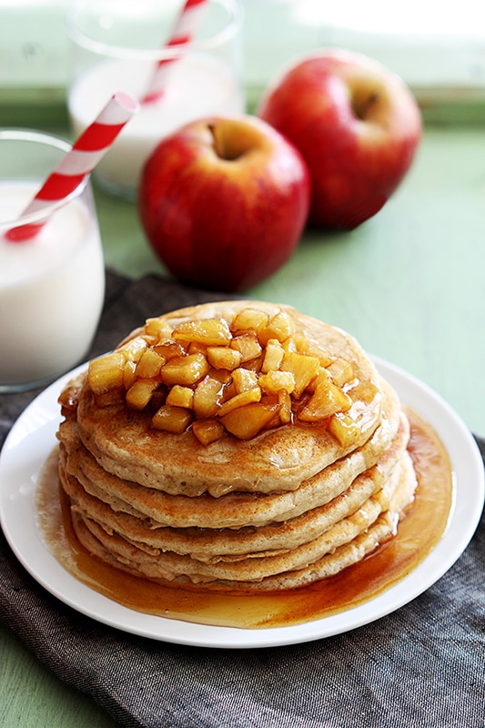 25+ Amazing Apple Recipes for Fall l apple cinnamon pancakes
