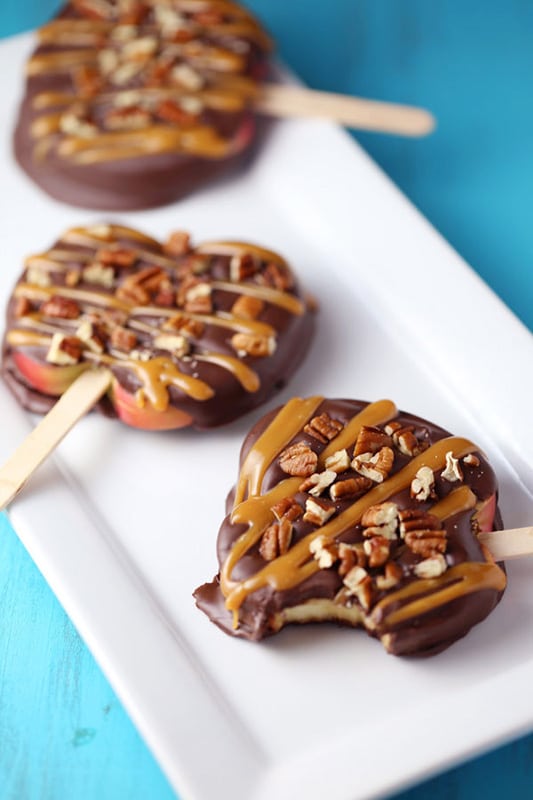 20+ Amazing Apple Recipes for Fall l chocolate turtle apple slices